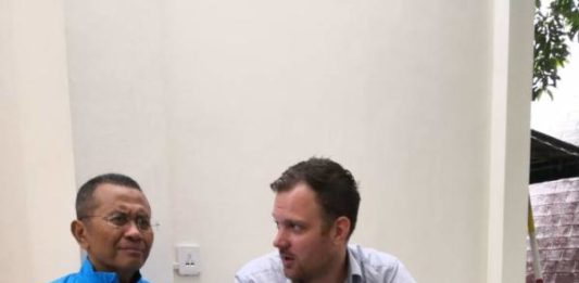 Tidak Kalah Dengan Tiongkok SEPEDA LISTRIK. Dahlan Iskan bersama Weibe Wakker, temannya dari Belanda, yang menunjukkan sepeda listrik yang disewa di dekat apartemen di kawasan Surabaya barat. Admin disway.id for Rakyat Kalbar