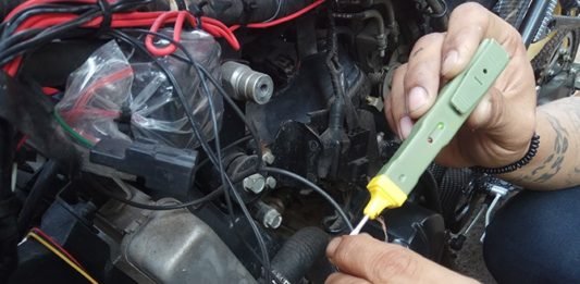Cara Mencari Kerusakan Sistem Kelistrikan Motor Electronic tester mampu mendeteksi kerusakan internal kabel, kondisi socket dan performa busi (Teguh Jiwa Brata / JawaPos.com)