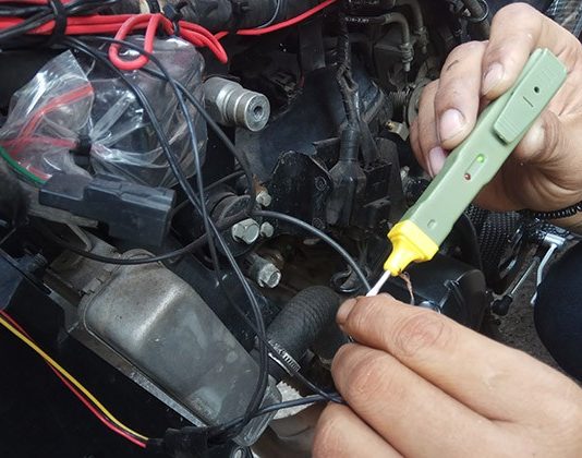 Cara Mencari Kerusakan Sistem Kelistrikan Motor Electronic tester mampu mendeteksi kerusakan internal kabel, kondisi socket dan performa busi (Teguh Jiwa Brata / JawaPos.com)