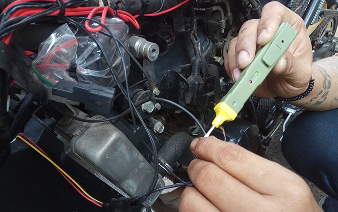 Electronic tester mampu mendeteksi kerusakan internal kabel, kondisi socket dan performa busi (Teguh Jiwa Brata / JawaPos.com)