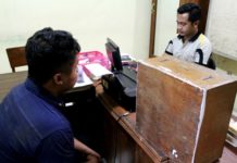 Satroni 17 Masjid, Yusron Curi Kotak Amal dengan Pemotong Kuku INTEROGASI: Tersangka saat disidik polisi. (M FIKRI ZULFIKAR - JawaPos.com/RadarKediri)