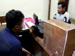 Satroni 17 Masjid, Yusron Curi Kotak Amal dengan Pemotong Kuku INTEROGASI: Tersangka saat disidik polisi. (M FIKRI ZULFIKAR - JawaPos.com/RadarKediri)