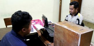 Satroni 17 Masjid, Yusron Curi Kotak Amal dengan Pemotong Kuku INTEROGASI: Tersangka saat disidik polisi. (M FIKRI ZULFIKAR - JawaPos.com/RadarKediri)