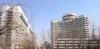 Ananda Belahan Hati Bunda DIYI ZHONGXIN. Dahlan Iskan di depan Rumah Sakit Diyi Zhongxin di Tianjin. disway.id