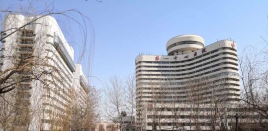 Ananda Belahan Hati Bunda DIYI ZHONGXIN. Dahlan Iskan di depan Rumah Sakit Diyi Zhongxin di Tianjin. disway.id