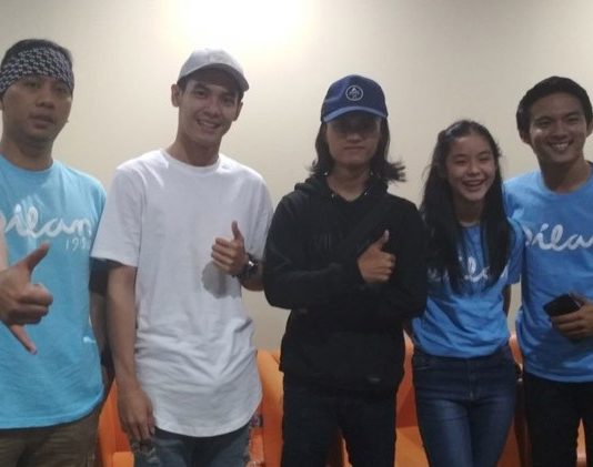 Tolak Turun Demi Target 7 Juta Para pemain Dilan 1990 usai nonton bareng di CGV BEC Bandung, Rabu (28/2). Siti Fatonah/Jawapos.