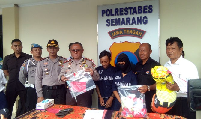 Tersangka Rifai dan YA alias L saat gelar perkara di Mapolrestabes Semarang. (Tunggul Kumoro/JawaPos.com)