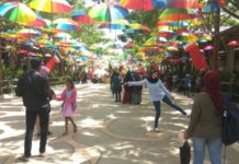 Antusias Warga Terhadap Pesona Kulminasi Matahari LOKASI SELFIE. Payung-payung yang dipasang dievent Pesona Kulminasi Matahari di kawasan Tugu Khatulistiwa Pontianak ramai dikunjungi. Warga menyempatkan berfoto di lokasi itu, Jumat (23/3). Maulidi Murni-RK