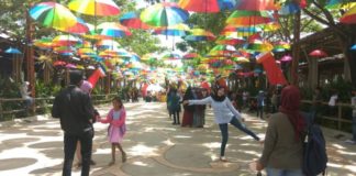 Antusias Warga Terhadap Pesona Kulminasi Matahari LOKASI SELFIE. Payung-payung yang dipasang dievent Pesona Kulminasi Matahari di kawasan Tugu Khatulistiwa Pontianak ramai dikunjungi. Warga menyempatkan berfoto di lokasi itu, Jumat (23/3). Maulidi Murni-RK