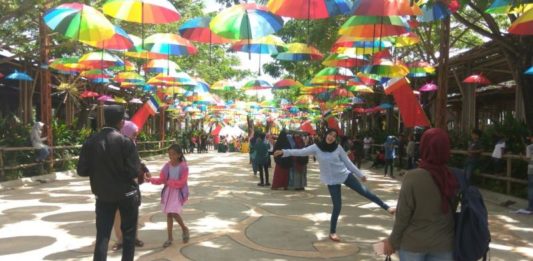 Antusias Warga Terhadap Pesona Kulminasi Matahari LOKASI SELFIE. Payung-payung yang dipasang dievent Pesona Kulminasi Matahari di kawasan Tugu Khatulistiwa Pontianak ramai dikunjungi. Warga menyempatkan berfoto di lokasi itu, Jumat (23/3). Maulidi Murni-RK