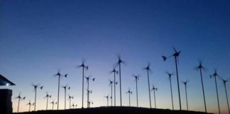 Kepastian yang Tidak Pasti ANGGUN. Inilah penampakan kincir angin untuk pembangkit listrik di Bukit Pabbaresseng, Sulsel, yang berputar begitu anggunnya. HARIAN FAJAR