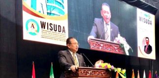 Ide Bamsoet agar Kuliah Zaman Now Lebih Murah dan Efisien Ketua DPR, Bambang Soesatyo ketika saat menyampaikan orasi ilmiah pada pada wisuda Universitas Nasional Periode I Tahun Akademik 2017/2018 di Jakarta Convention Center, Minggu (4/3). (Ist/Jawapos.com)