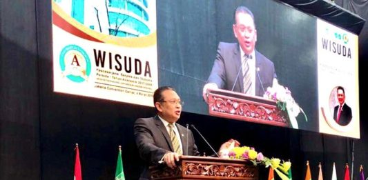 Ide Bamsoet agar Kuliah Zaman Now Lebih Murah dan Efisien Ketua DPR, Bambang Soesatyo ketika saat menyampaikan orasi ilmiah pada pada wisuda Universitas Nasional Periode I Tahun Akademik 2017/2018 di Jakarta Convention Center, Minggu (4/3). (Ist/Jawapos.com)