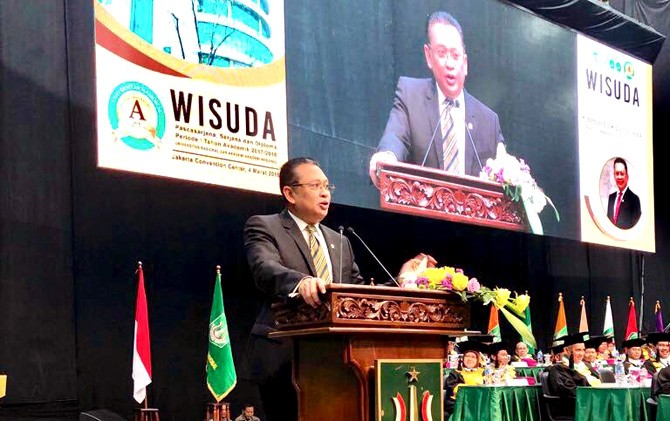 Ketua DPR, Bambang Soesatyo ketika saat menyampaikan orasi ilmiah pada pada wisuda Universitas Nasional Periode I Tahun Akademik 2017/2018 di Jakarta Convention Center, Minggu (4/3). (Ist/Jawapos.com)