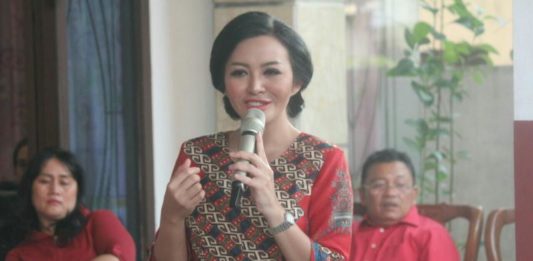 Karol Sudah Lama Jalani Proses Pendidikan Politik HADIRI UNDANGAN MASYARAKAT. Cagub Kalbar nomor urut dua, Karolin Margret Natasa, saat menghadiri undangan masyarakat Siantan Permai di Pontianak, Minggu (4/3). Warga for Rakyat Kalbar