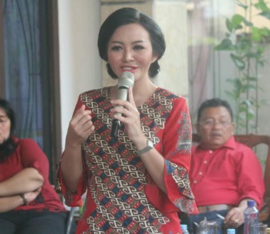 Karol Sudah Lama Jalani Proses Pendidikan Politik HADIRI UNDANGAN MASYARAKAT. Cagub Kalbar nomor urut dua, Karolin Margret Natasa, saat menghadiri undangan masyarakat Siantan Permai di Pontianak, Minggu (4/3). Warga for Rakyat Kalbar