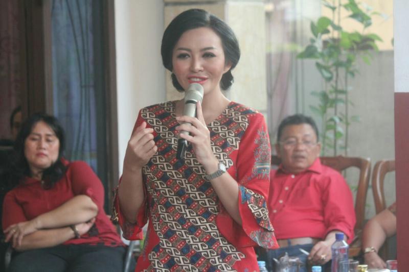 HADIRI UNDANGAN MASYARAKAT. Cagub Kalbar nomor urut dua, Karolin Margret Natasa, saat menghadiri undangan masyarakat Siantan Permai di Pontianak, Minggu (4/3). Warga for Rakyat Kalbar