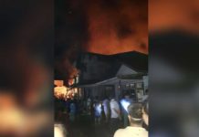 Pasar Sungai Ayak Terbakar Kebakaran melanda pasar Sungai Ayak, Kecamatan Belitang Hilir, Senin malam (5/3).