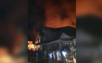 Pasar Sungai Ayak Terbakar Kebakaran melanda pasar Sungai Ayak, Kecamatan Belitang Hilir, Senin malam (5/3).
