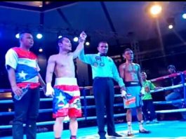 MENANG. Hisar “The Pacman “Mawan dinyatakan menang mutlak atas lawannya, Frengky Rohin di Cilandak Town Square, Jakarta, Sabtu (10/3). Edin Diaz for Rakyat Kalbar