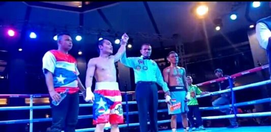 “The Pacman” Kayong Utara Menang Angka Mutlak MENANG. Hisar “The Pacman “Mawan dinyatakan menang mutlak atas lawannya, Frengky Rohin di Cilandak Town Square, Jakarta, Sabtu (10/3). Edin Diaz for Rakyat Kalbar