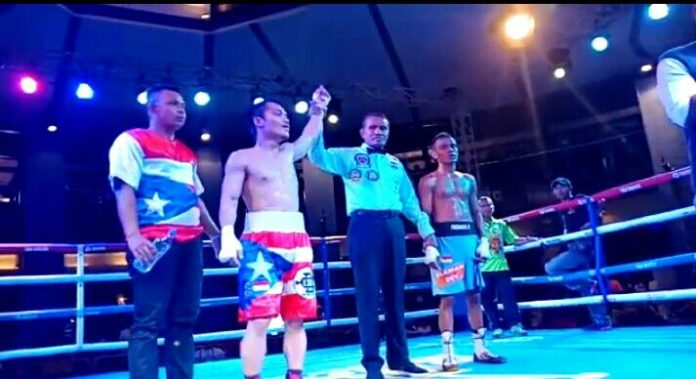 MENANG. Hisar “The Pacman “Mawan dinyatakan menang mutlak atas lawannya, Frengky Rohin di Cilandak Town Square, Jakarta, Sabtu (10/3). Edin Diaz for Rakyat Kalbar