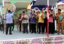 MTQ Ajang Pembinaan Akhlak Masyarakat PEMBUKAAN MTQ : Bupati Sekadau, Rupinus SH MSi menabuh beduk diiringi suara tar dari undangan lain, menandai dibukanya MTQ V Kabupaten Sekadau Tahun 2018 yang dipusatkan di Kecamatan Belitang, Selasa (13/3). Abdu Syukri