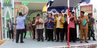 MTQ Ajang Pembinaan Akhlak Masyarakat PEMBUKAAN MTQ : Bupati Sekadau, Rupinus SH MSi menabuh beduk diiringi suara tar dari undangan lain, menandai dibukanya MTQ V Kabupaten Sekadau Tahun 2018 yang dipusatkan di Kecamatan Belitang, Selasa (13/3). Abdu Syukri