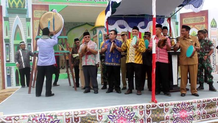 PEMBUKAAN MTQ : Bupati Sekadau, Rupinus SH MSi menabuh beduk diiringi suara tar dari undangan lain, menandai dibukanya MTQ V Kabupaten Sekadau Tahun 2018 yang dipusatkan di Kecamatan Belitang, Selasa (13/3). Abdu Syukri