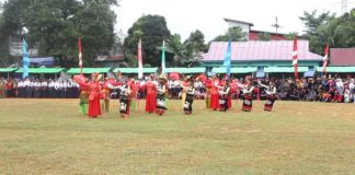 Sekadau Targetkan 6 Besar Multi Etnis. Para penari menyuguhkan tarian multi etnis disela pembukaan MTQ V Kabupaten Sekadau Tahun 2018 di Kecamatan Belitang, Selasa (13/3). Abdu Syukri