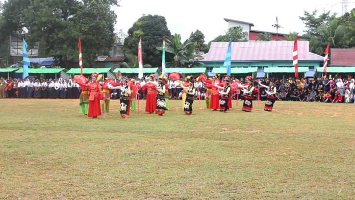 Multi Etnis. Para penari menyuguhkan tarian multi etnis disela pembukaan MTQ V Kabupaten Sekadau Tahun 2018 di Kecamatan Belitang, Selasa (13/3). Abdu Syukri