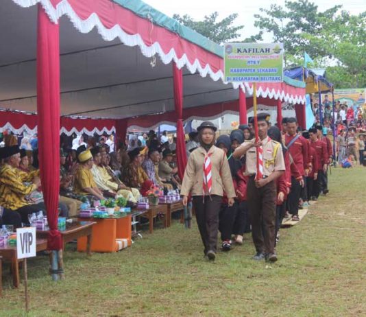 Semarak Pembukaan MTQ V Kabupaten Sekadau 2018 Defile kafilah dari Kecamatan Belitang Hilir.