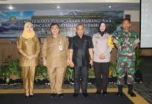 Musrenbang Harus Fokus Program Prioritas MUSRENBANG. Pj. Gubernur Kalbar Dodi Riyadmadji foto bersama usai menghadiri Musrenbang Kota Pontianak, Senin (12/3). Rizka Nanda-RK