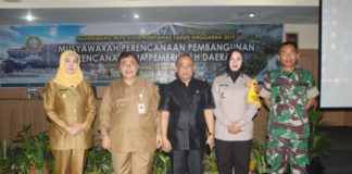 Musrenbang Harus Fokus Program Prioritas MUSRENBANG. Pj. Gubernur Kalbar Dodi Riyadmadji foto bersama usai menghadiri Musrenbang Kota Pontianak, Senin (12/3). Rizka Nanda-RK