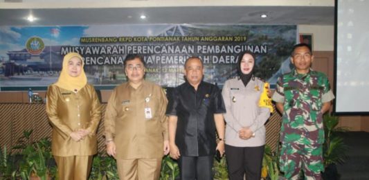 Musrenbang Harus Fokus Program Prioritas MUSRENBANG. Pj. Gubernur Kalbar Dodi Riyadmadji foto bersama usai menghadiri Musrenbang Kota Pontianak, Senin (12/3). Rizka Nanda-RK