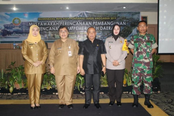 MUSRENBANG. Pj. Gubernur Kalbar Dodi Riyadmadji foto bersama usai menghadiri Musrenbang Kota Pontianak, Senin (12/3). Rizka Nanda-RK