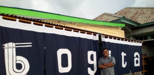Mie Sehat dari Kota Singkawang owner Bakmie Bogita, Eka Budi Hartanto di depan