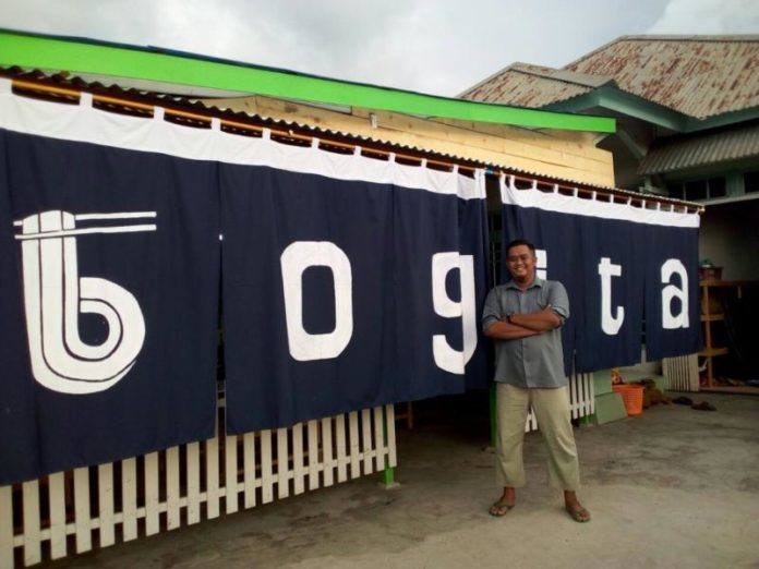 owner Bakmie Bogita, Eka Budi Hartanto di depan