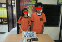 Dua Pelaku Narkoba Lain Jenis Diciduk Polisi di Kamar Kos Dua pelaku narkoba masing masing seorang perempuan PO, 20, dan seorang pria HS,21, ditangakap Unit Reskrim Polsek Singkawang Barat di kost Metro Jl Swadaya Kelurahan Pasiran, Minggu (18/3)