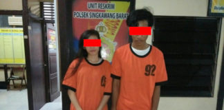 Dua Pelaku Narkoba Lain Jenis Diciduk Polisi di Kamar Kos Dua pelaku narkoba masing masing seorang perempuan PO, 20, dan seorang pria HS,21, ditangakap Unit Reskrim Polsek Singkawang Barat di kost Metro Jl Swadaya Kelurahan Pasiran, Minggu (18/3)