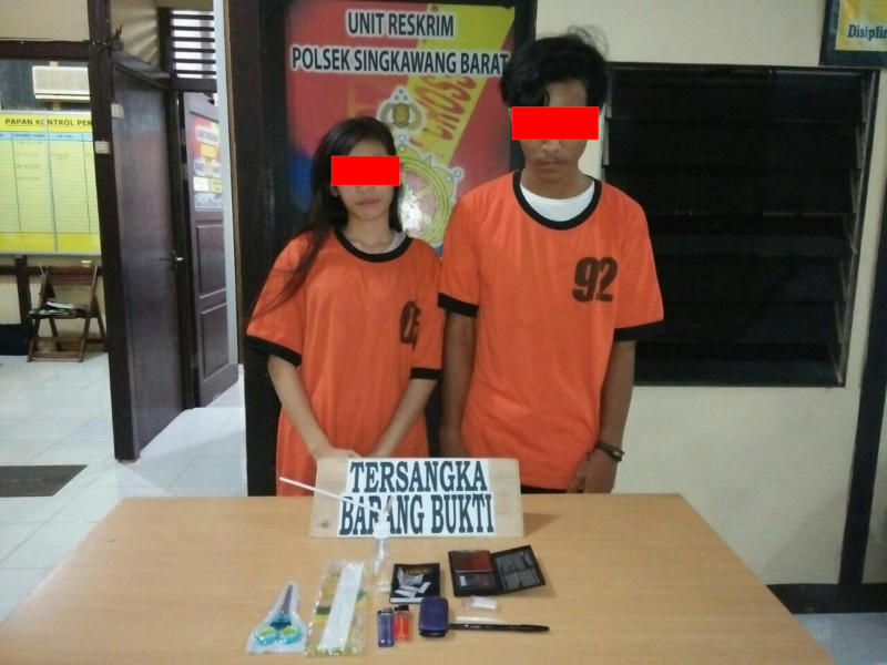 Dua pelaku narkoba masing masing seorang perempuan PO, 20, dan seorang pria HS,21, ditangakap Unit Reskrim Polsek Singkawang Barat di kost Metro Jl Swadaya Kelurahan Pasiran, Minggu (18/3)