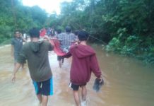 Tragis, Jalan Rusak, Warga Semabi Harus Ditandu Ditandu: Salah seorang warga Desa Semabi harus ditandu melewati jalanb yang rusak saat hendak dibawa pulang dari rumah sakit menuju rumahnya di Semabi, Jumat (2/3). (Istimewa)