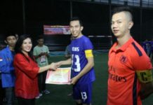 Karolin Serahkan Piala kepada Juara Imlek Cup IV Futsal Competition Sigkawang Calon Gubernur Kalbar, dr. Karolin Margret Natasa membagikan piala dan piagam penghargaan kepada para pemenang Imlek Cup IV Futsal Competition Kota Singkawang.