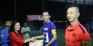 Karolin Serahkan Piala kepada Juara Imlek Cup IV Futsal Competition Sigkawang Calon Gubernur Kalbar, dr. Karolin Margret Natasa membagikan piala dan piagam penghargaan kepada para pemenang Imlek Cup IV Futsal Competition Kota Singkawang.