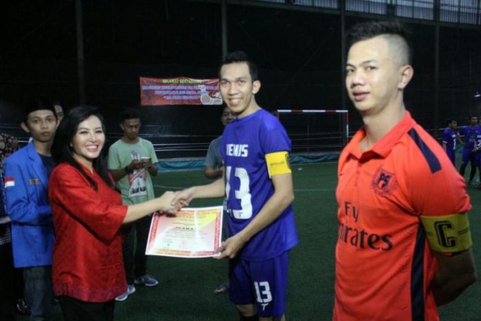 Calon Gubernur Kalbar, dr. Karolin Margret Natasa membagikan piala dan piagam penghargaan kepada para pemenang Imlek Cup IV Futsal Competition Kota Singkawang.