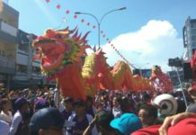 Cap Gomeh di Pontianak Berlangsung Meriah Arakan Naga. Salah seorang naga yang memeriahkan Cap Gomeh 2569 melakukan atraksinya di Jalan Gajahmada Pontianak. Maulidi Murni.