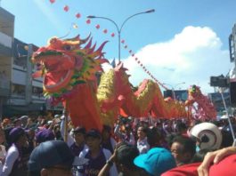 Arakan Naga. Salah seorang naga yang memeriahkan Cap Gomeh 2569 melakukan atraksinya di Jalan Gajahmada Pontianak. Maulidi Murni.