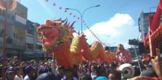 Cap Gomeh di Pontianak Berlangsung Meriah Arakan Naga. Salah seorang naga yang memeriahkan Cap Gomeh 2569 melakukan atraksinya di Jalan Gajahmada Pontianak. Maulidi Murni.