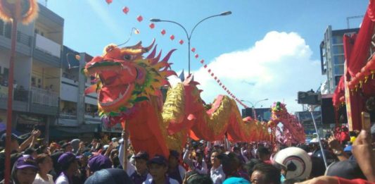 Cap Gomeh di Pontianak Berlangsung Meriah Arakan Naga. Salah seorang naga yang memeriahkan Cap Gomeh 2569 melakukan atraksinya di Jalan Gajahmada Pontianak. Maulidi Murni.