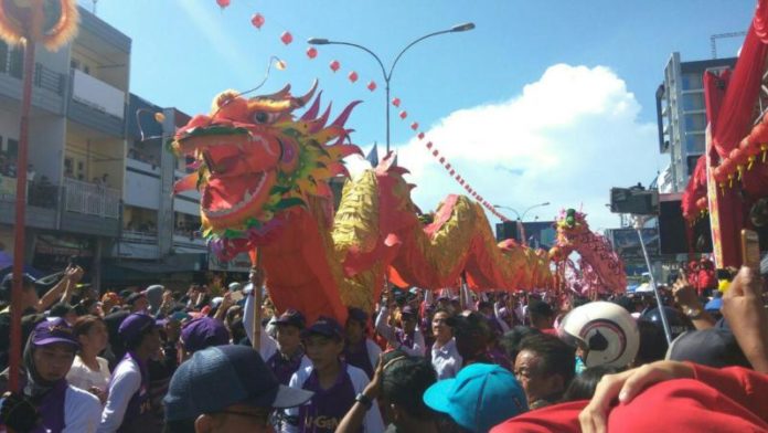 Arakan Naga. Salah seorang naga yang memeriahkan Cap Gomeh 2569 melakukan atraksinya di Jalan Gajahmada Pontianak. Maulidi Murni.